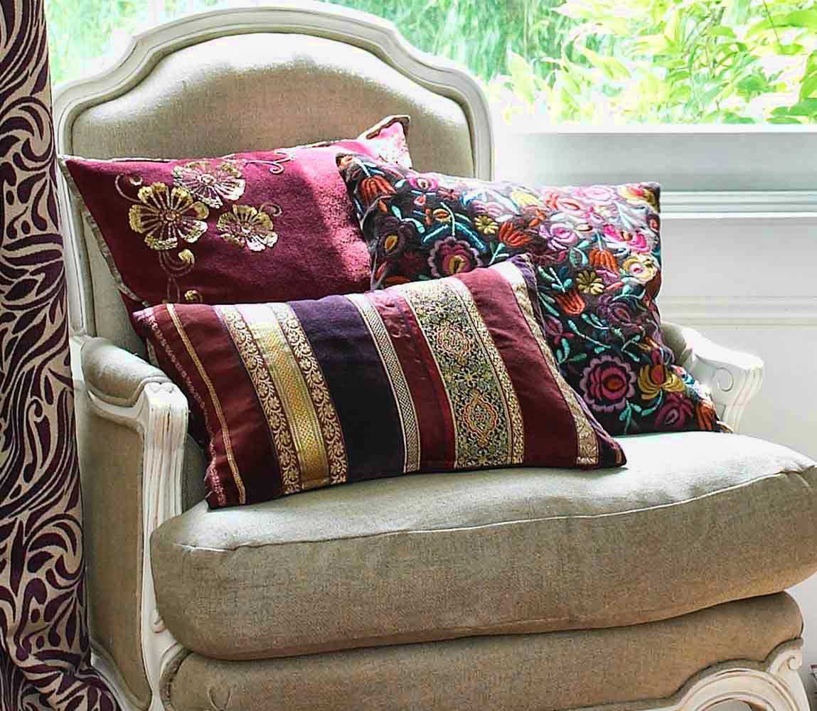 l'idea di bellissimi cuscini decorativi all'interno del soggiorno