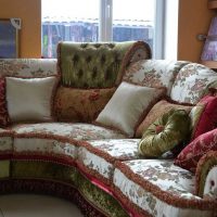 l'idea di cuscini decorativi moderni nella foto degli interni della camera da letto