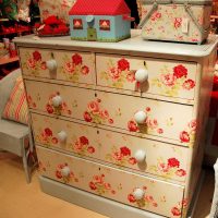 the idea of ​​decoupage cabinet improvised materials photo