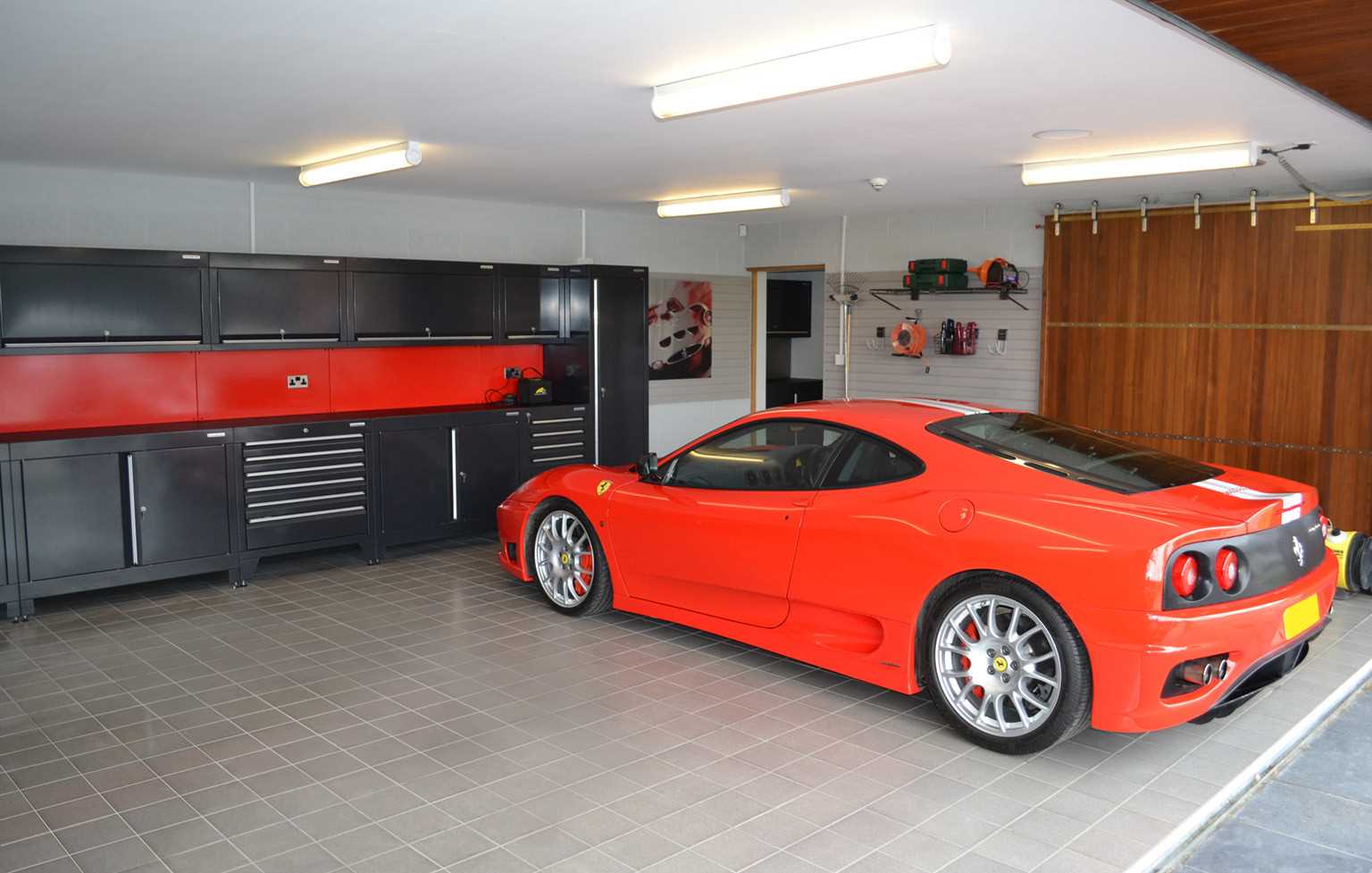 idea of ​​an unusual garage interior