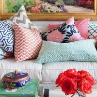 l'idea di cuscini decorativi moderni nel design della foto del soggiorno