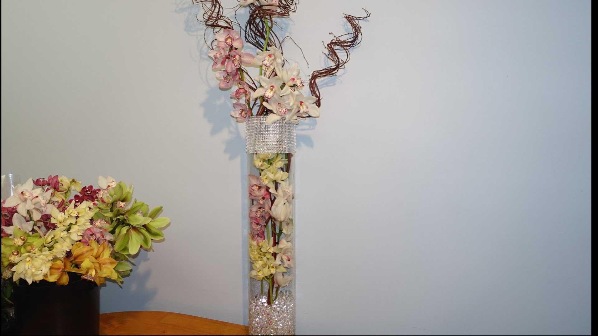 l'idée d'un décor lumineux d'un vase de sol avec des branches décoratives