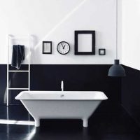 idée de design inhabituel d'une photo de salle de bain blanche