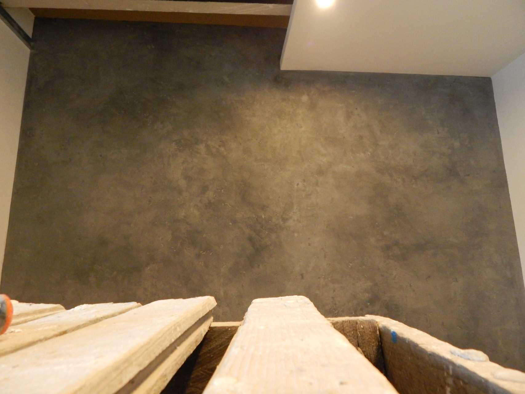 the idea of ​​unusual decorative plaster in the design of the living room for concrete