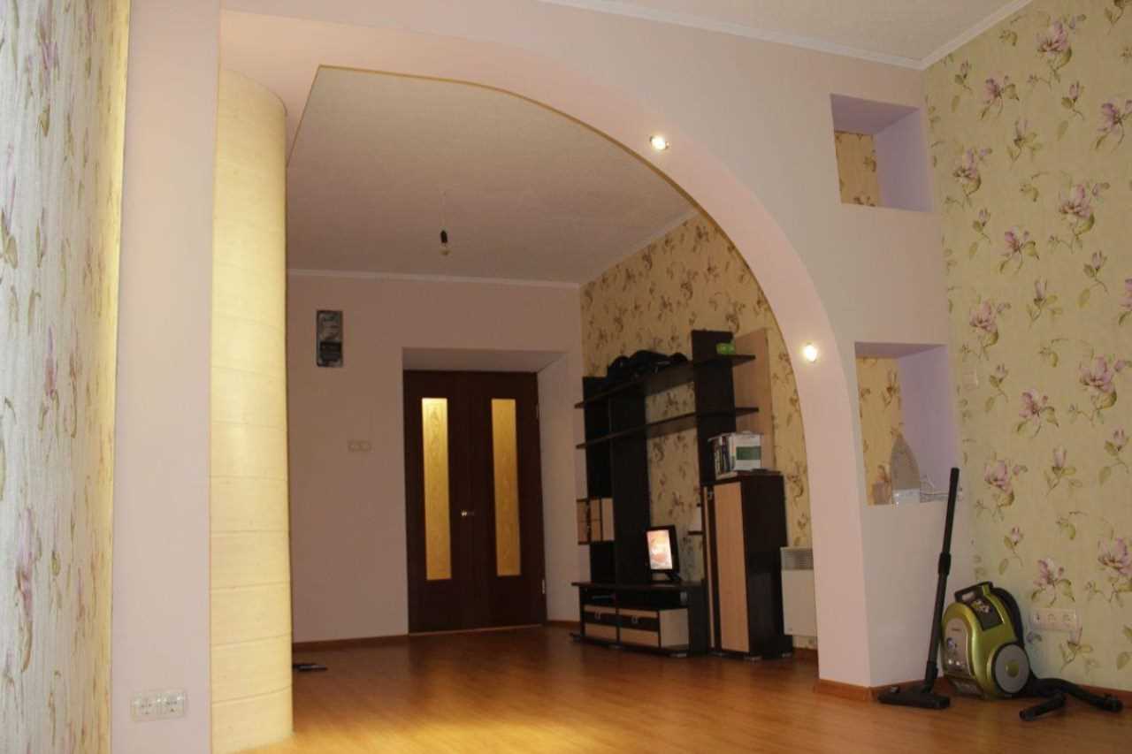 the idea of ​​the original interior of the living room with an arch