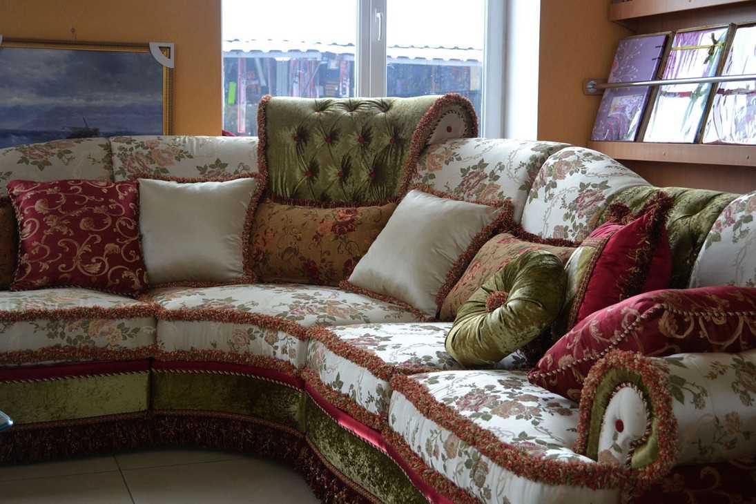 l'idea di bellissimi cuscini decorativi all'interno della camera da letto