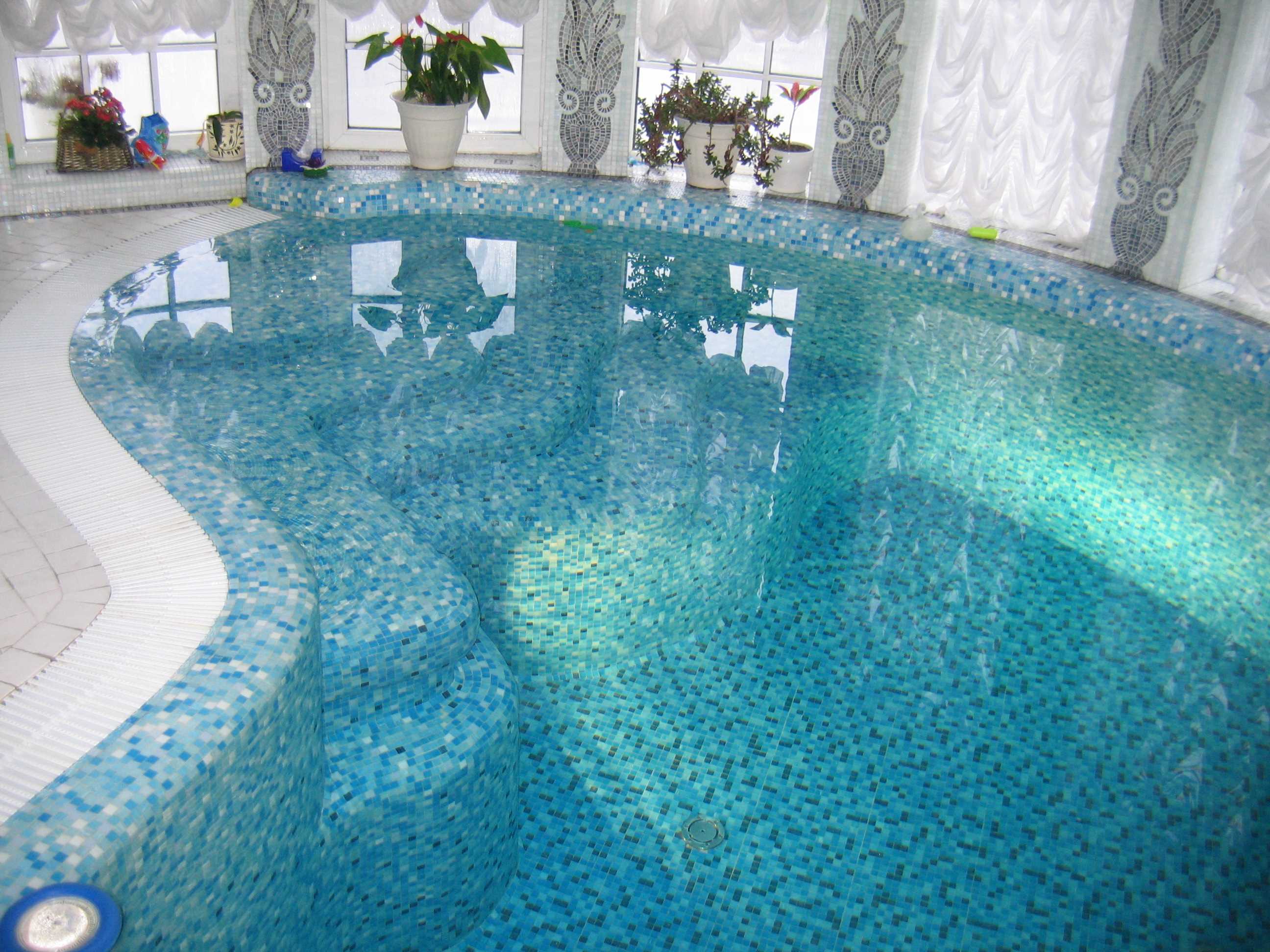 idea of ​​a modern decor of a small pool