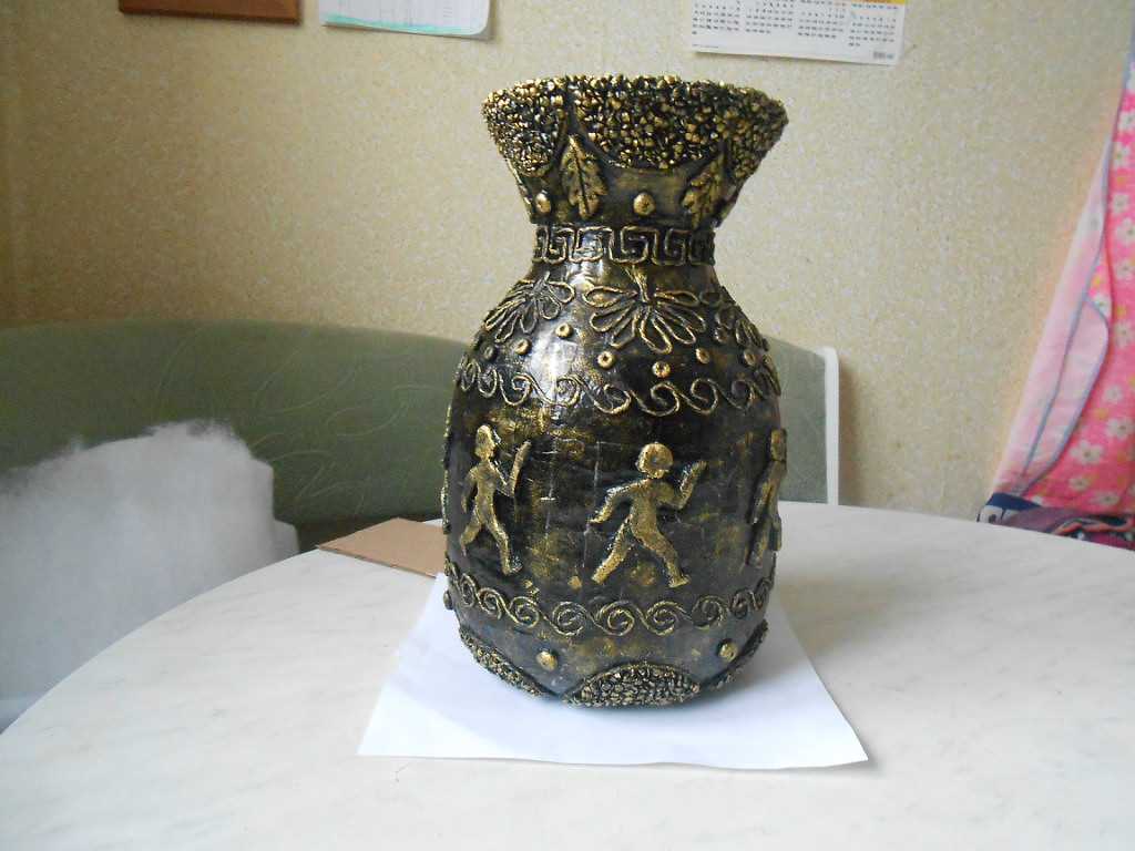 the idea of ​​bright decoration of a vase