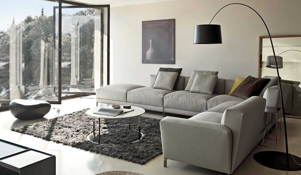 l'idea di un insolito appartamento interno con un divano