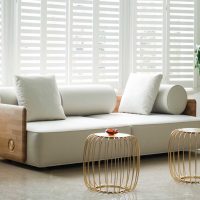 versione del design moderno dell'appartamento con un'immagine del divano
