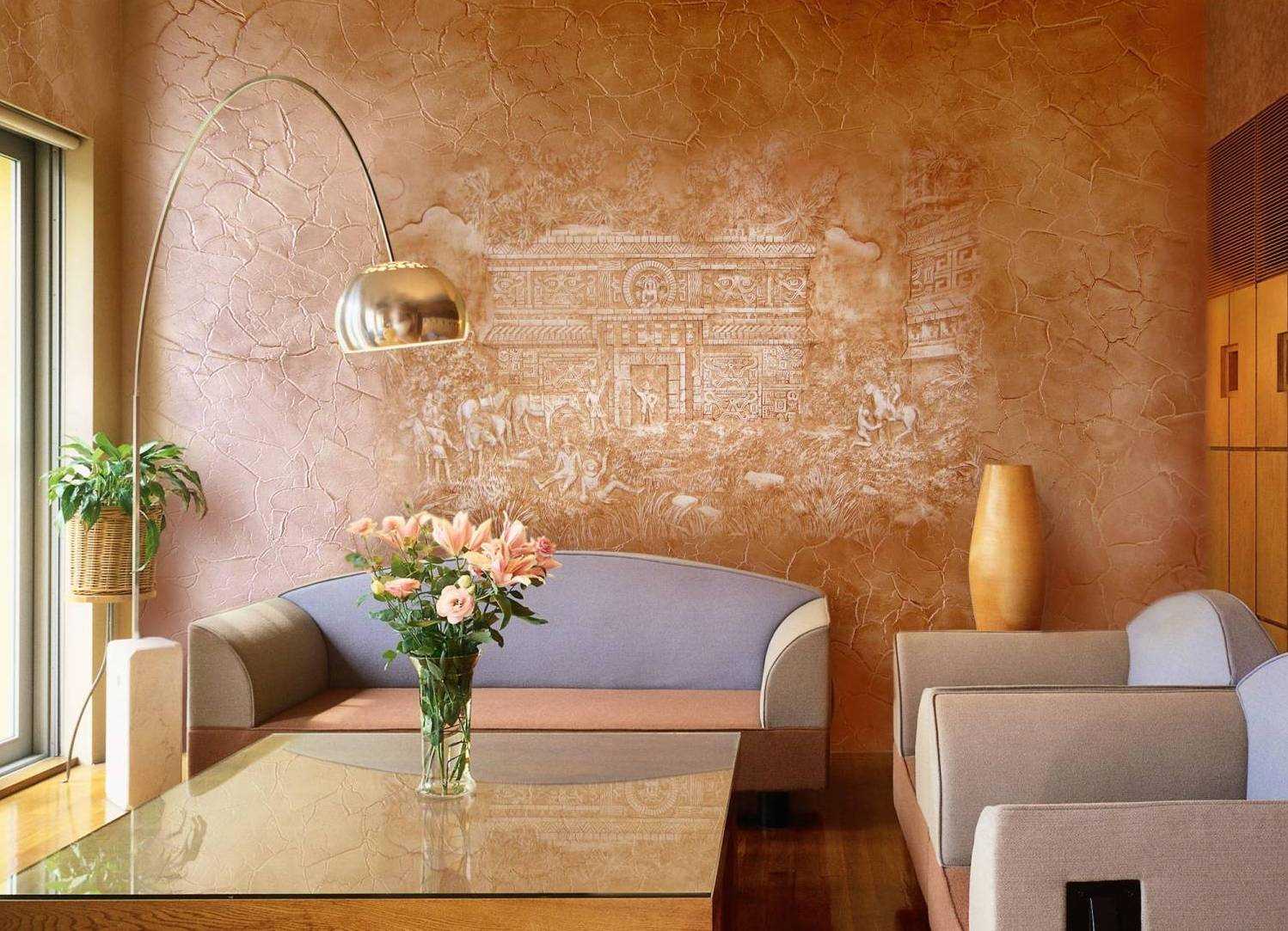 dzīvokļa modernā dekora versija ar dekoratīvu rakstu uz sienas