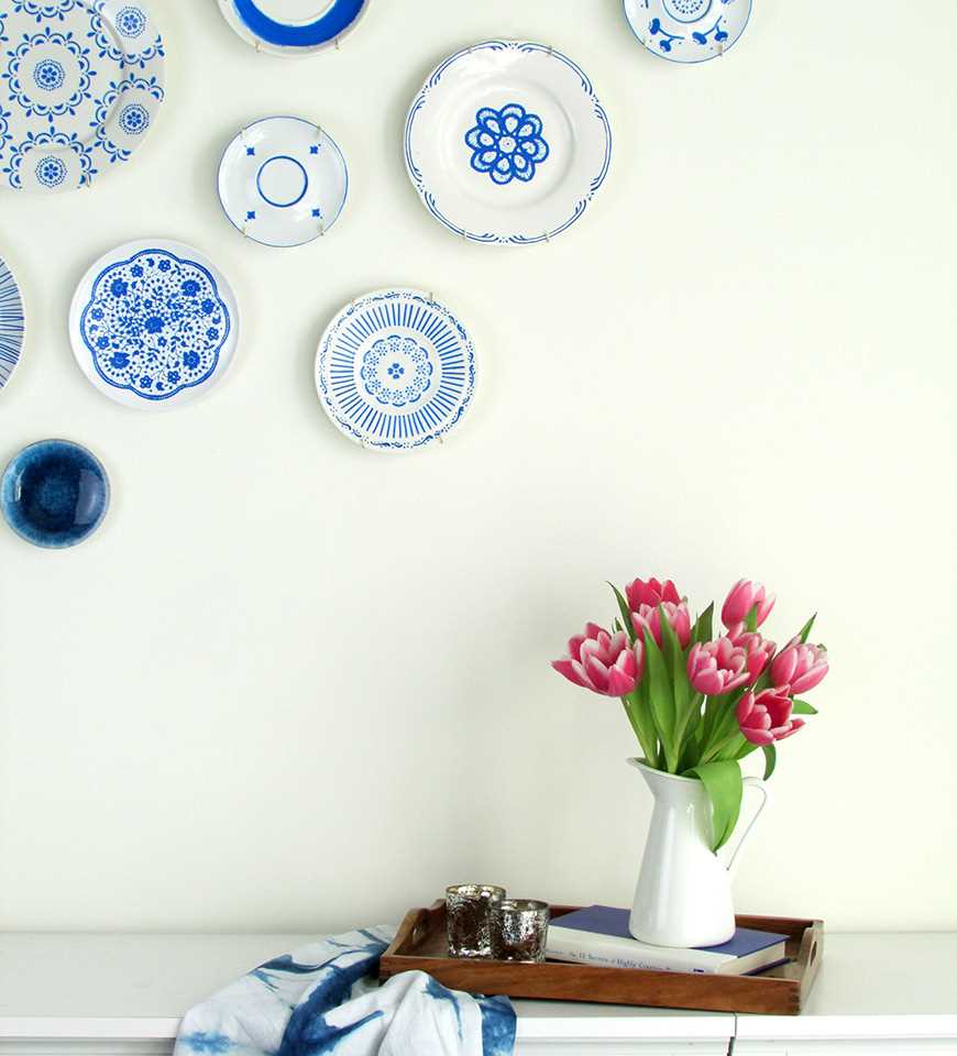 the idea of ​​a bright apartment decoration with decorative plates on the wall