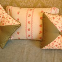 originalių dekoratyvinių pagalvių versija miegamojo interjero nuotraukoje