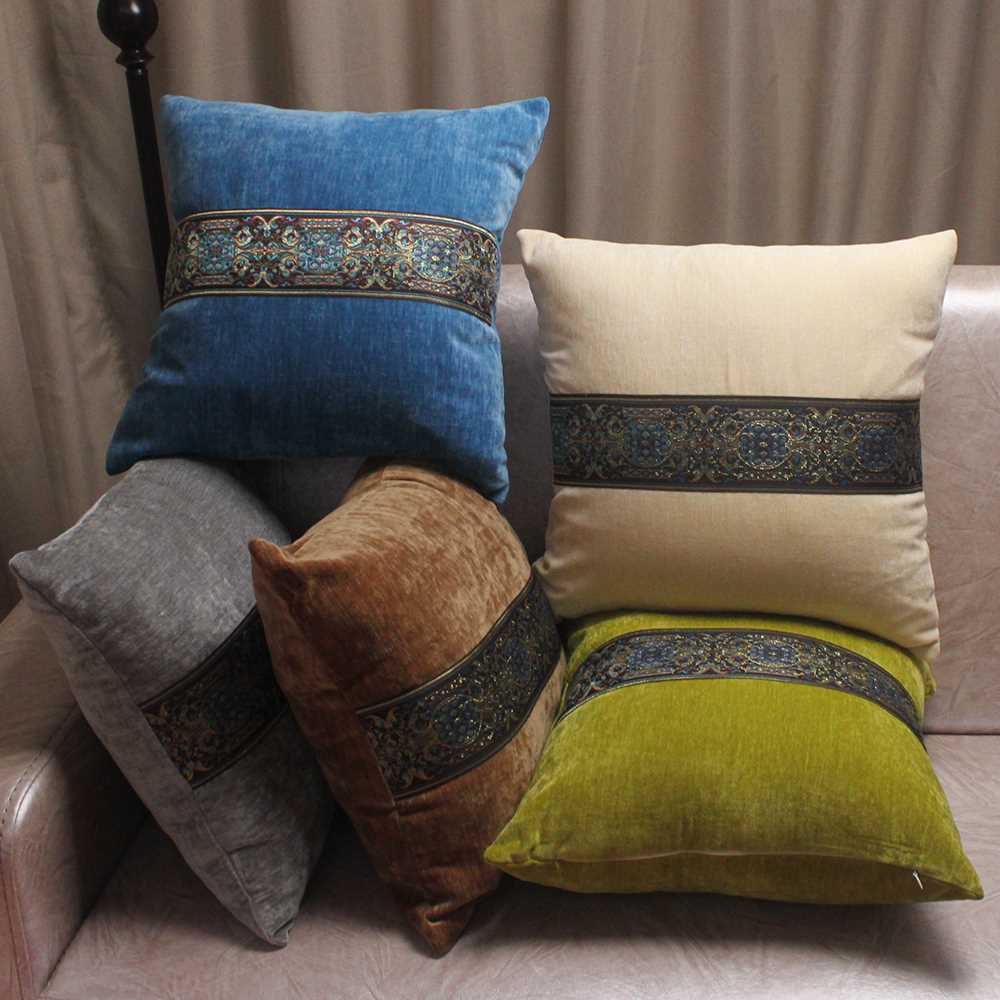 variante di bellissimi cuscini decorativi nel design del soggiorno