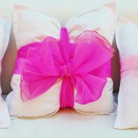 originalių dekoratyvinių pagalvių idėja miegamojo dizaino paveikslėlyje