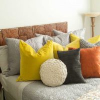 the idea of ​​beautiful decorative pillows in the interior of the living room picture