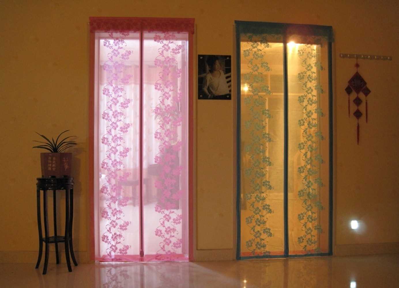 the idea of ​​original decorative curtains in the style of the room
