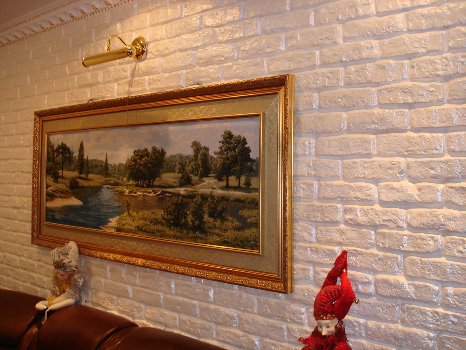 the idea of ​​using an unusual decorative brick in the style of the living room