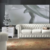 l'idea di una bella decorazione della stanza con l'immagine di un divano