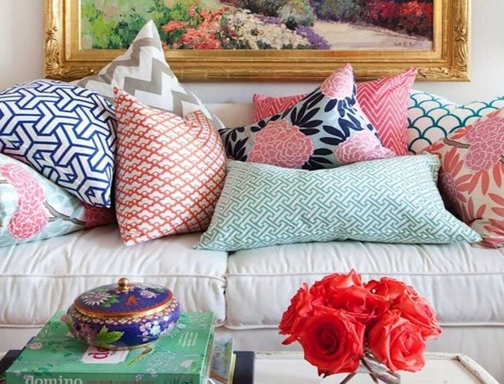 šiuolaikinių dekoratyvinių pagalvių, esančių gyvenamojo kambario stiliaus, idėja