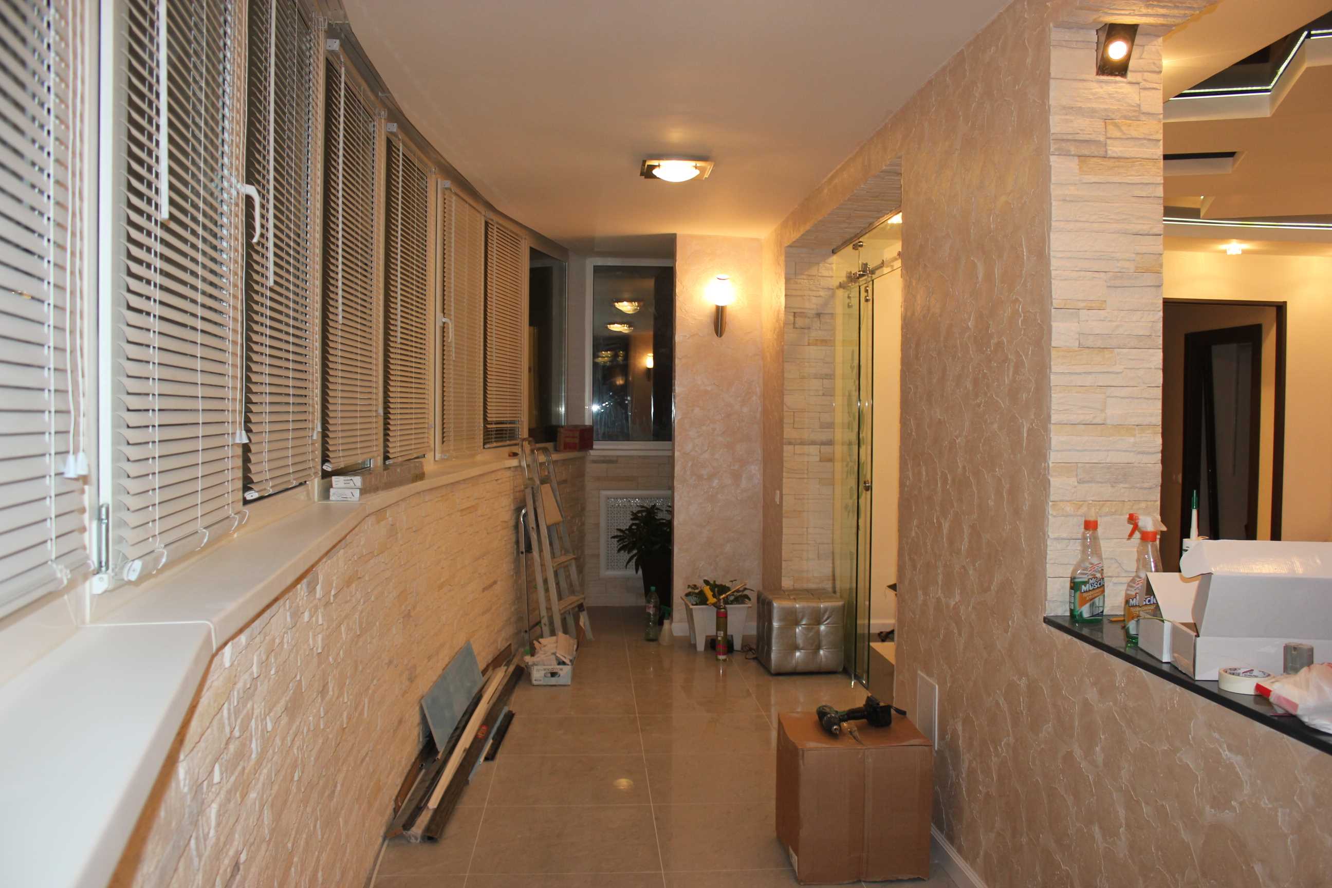 variante de la façade lumineuse de l'appartement avec enduit décoratif