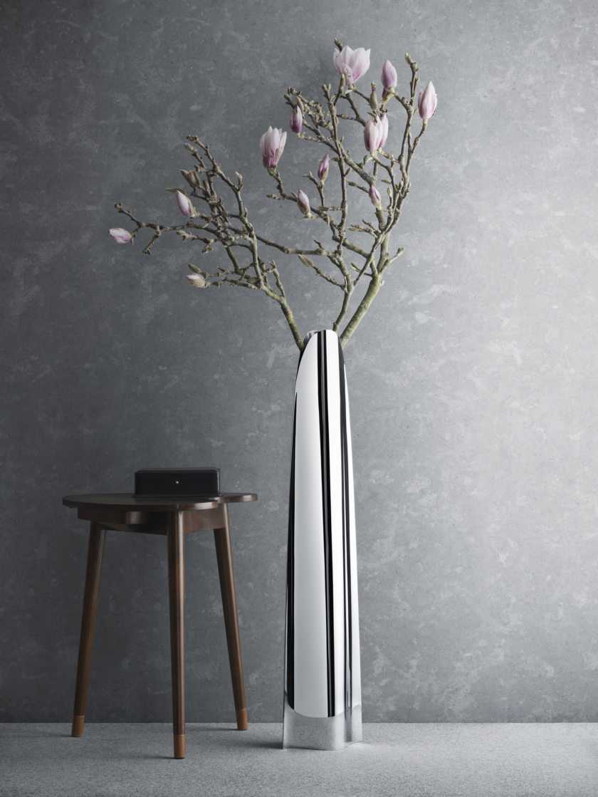 variante de design lumineux d'un vase avec des branches décoratives