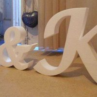 the idea of ​​using decorative letters in the style of a living room picture
