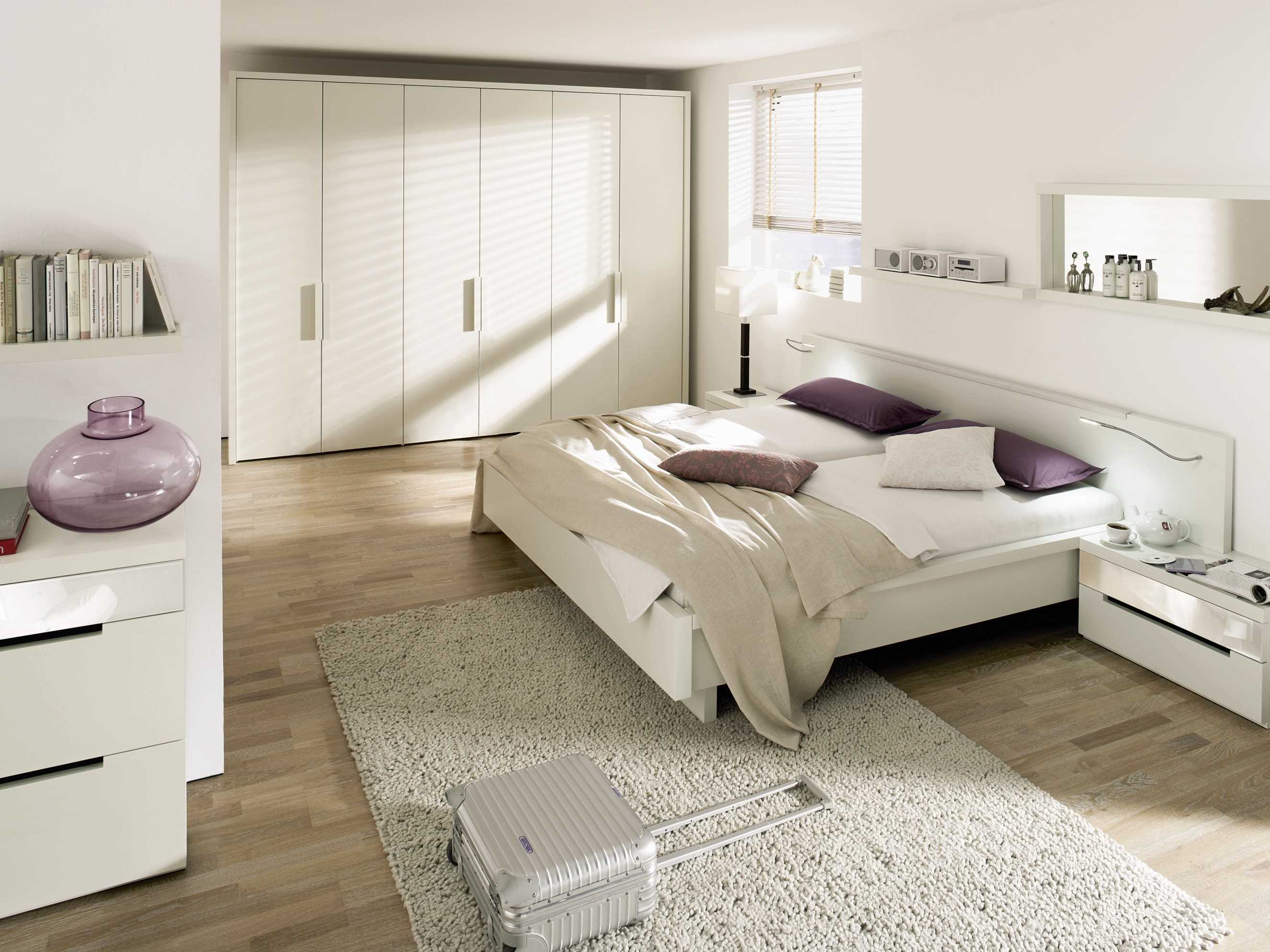 the idea of ​​a beautiful design of a white bedroom