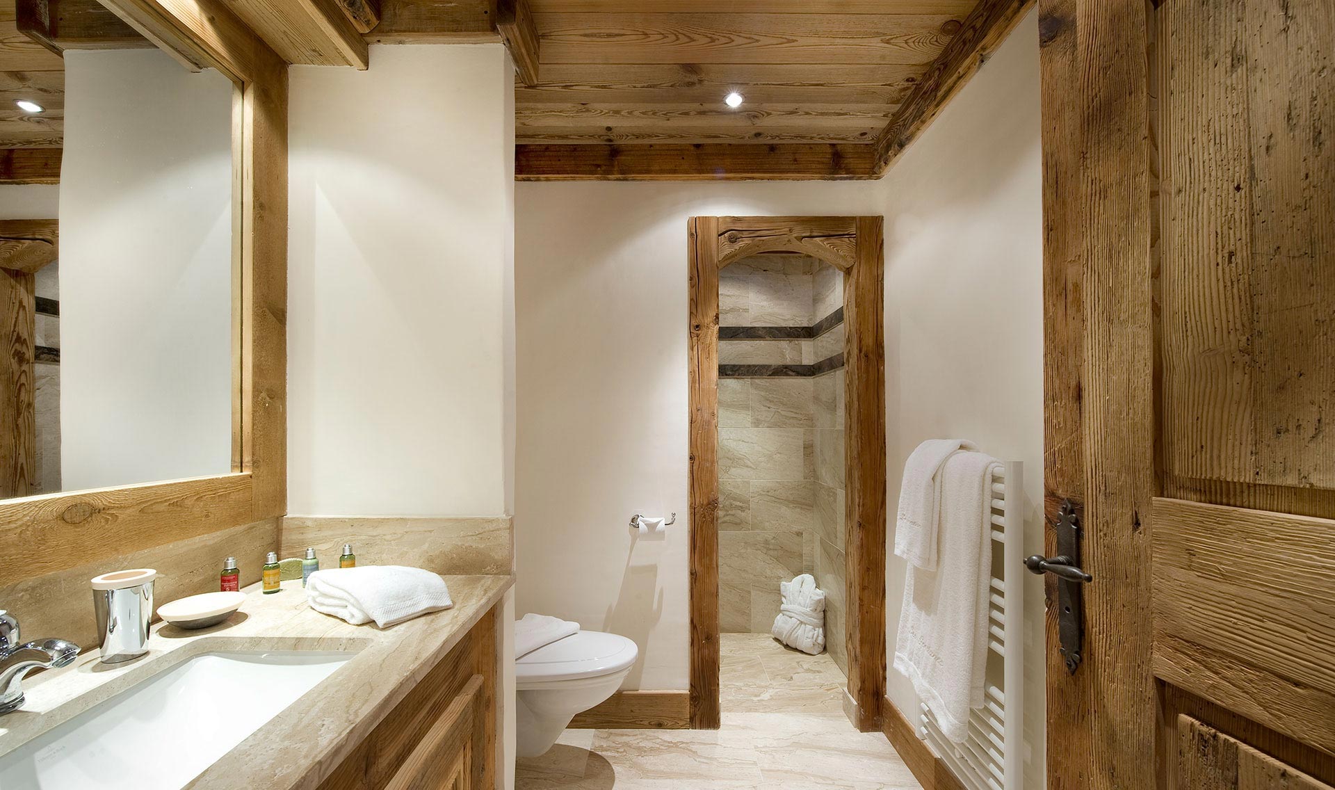 the idea of ​​a beautiful bathroom design in a wooden house
