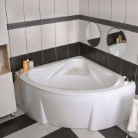 idea di uno stile insolito di un bagno con una vasca da bagno ad angolo