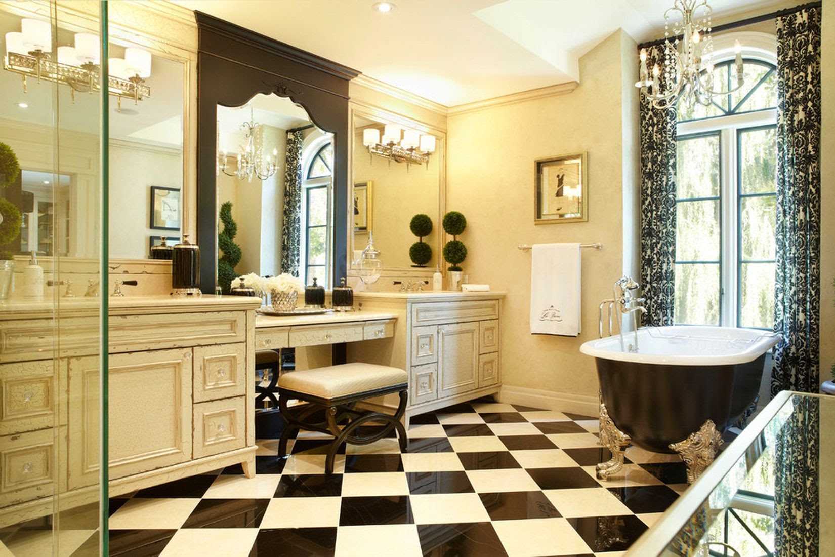 the idea of ​​a light bathroom in a classic style