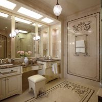 l'idée d'un intérieur de salle de bain clair dans un style classique