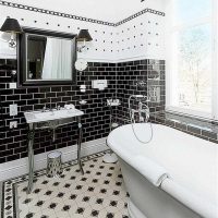 variante de l'intérieur inhabituel de la salle de bain en noir et blanc