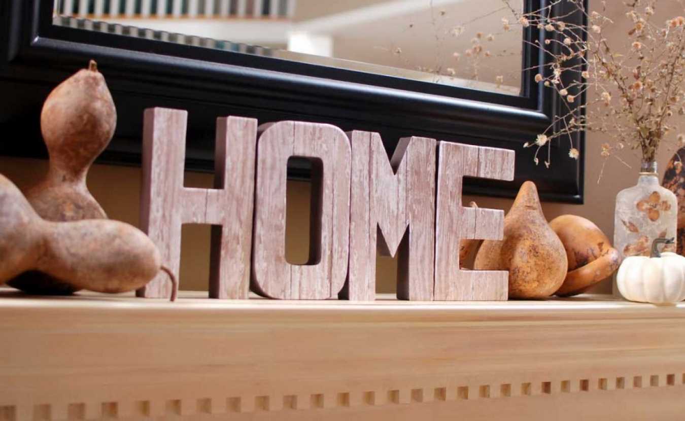 the idea of ​​using decorative letters in the style of the living room