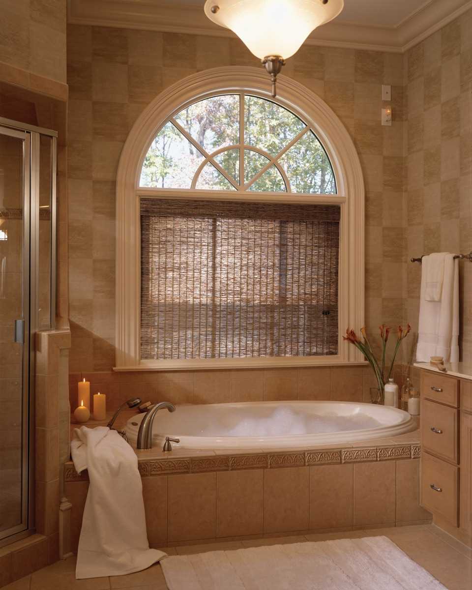 option d'un style lumineux d'une salle de bain avec une fenêtre