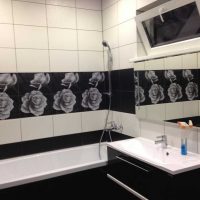 idée d'un intérieur de salle de bain lumineux dans des tons noir et blanc photo