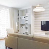 l'idea di un insolito appartamento interno dai colori vivaci in una foto in stile moderno