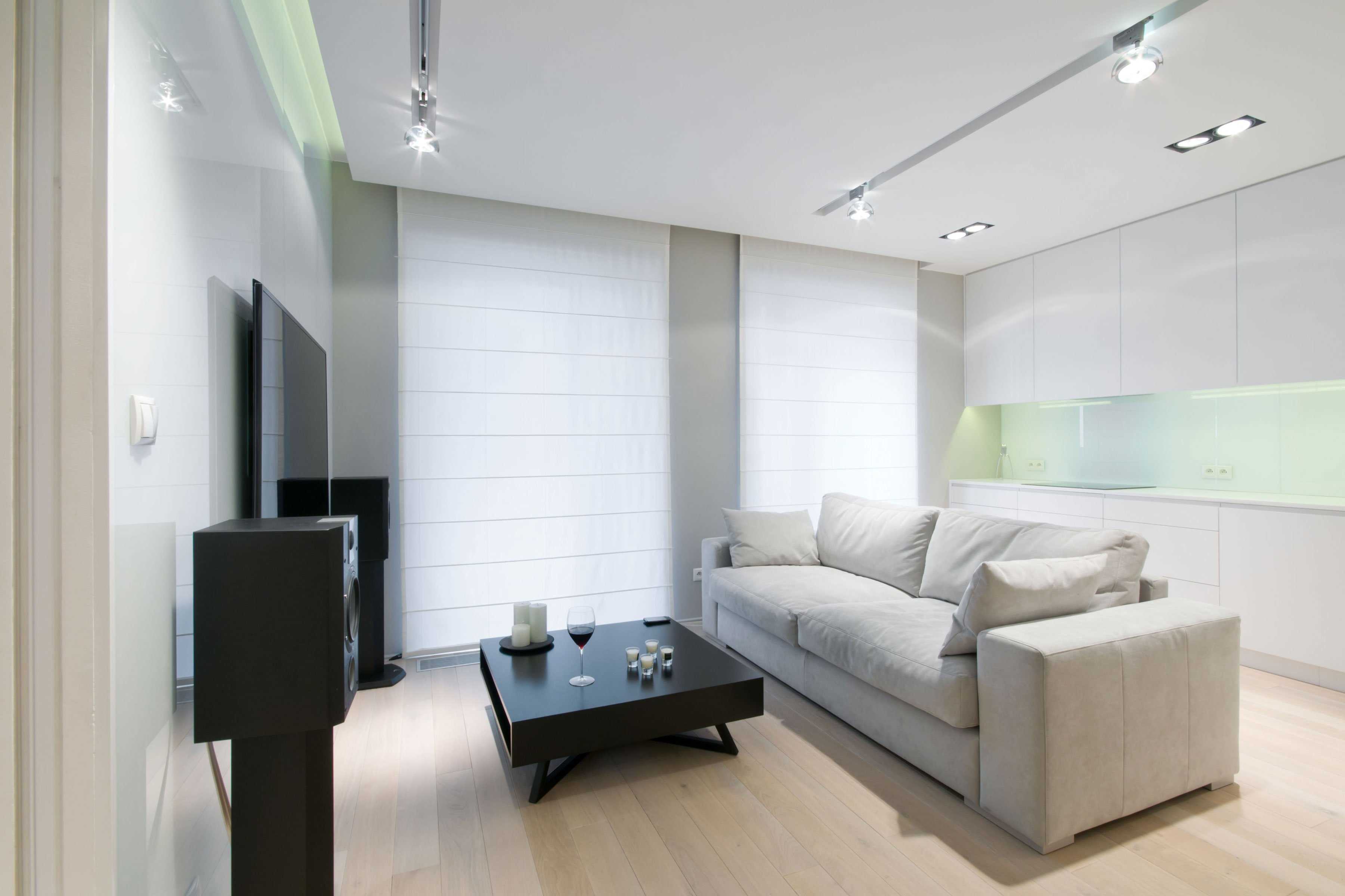 versione del decoro luminoso dell'appartamento in colori vivaci in stile moderno