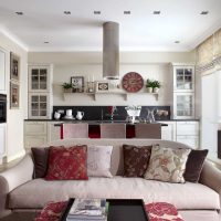 l'idea di un bell'appartamento arredato con colori vivaci in una foto in stile moderno