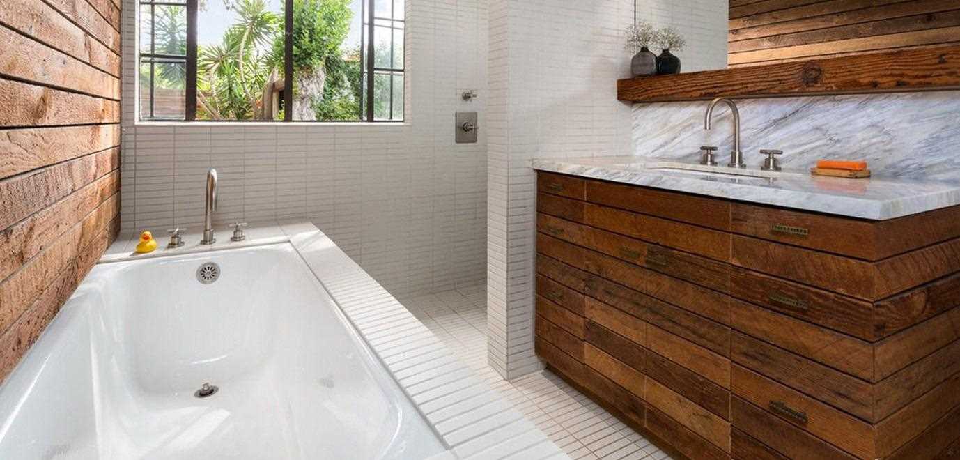 version du design moderne de la salle de bain dans une maison en bois