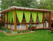 het idee van een ongewone stijl van tuinhuisje in de tuin foto