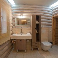 variante de l'intérieur insolite de la salle de bain dans une maison en bois photo