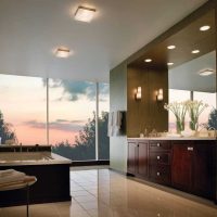 version du style lumineux de la salle de bain avec une fenêtre photo