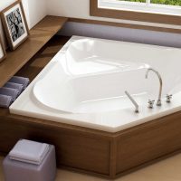 versione dello stile moderno del bagno con una vasca ad angolo