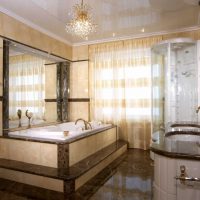 L'idée d'un décor de salle de bain lumineux dans une photo de style classique