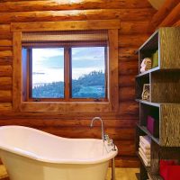 variante de l'intérieur insolite de la salle de bain dans une maison en bois photo