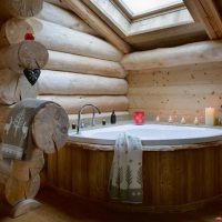 idée de design lumineux d'une salle de bain dans une photo de maison en bois