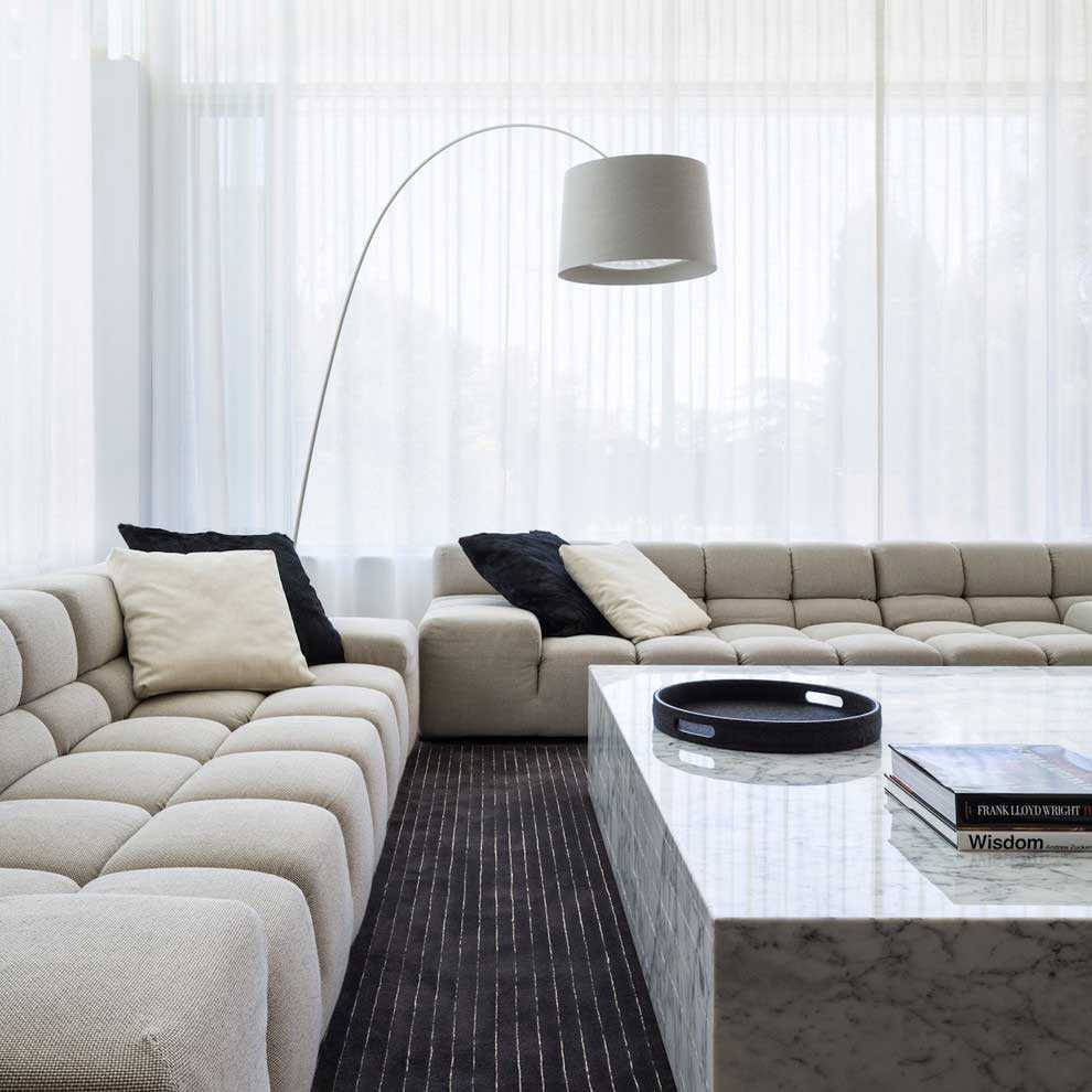 versione del design luminoso del soggiorno in stile minimalista