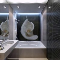 Un esempio di un bellissimo design del bagno nella foto di Krusciov