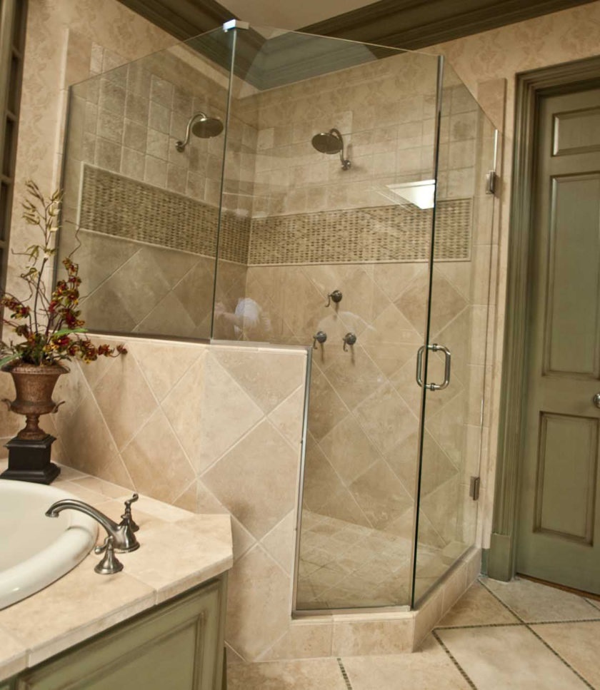 Un esempio di un luminoso design del bagno in colore beige